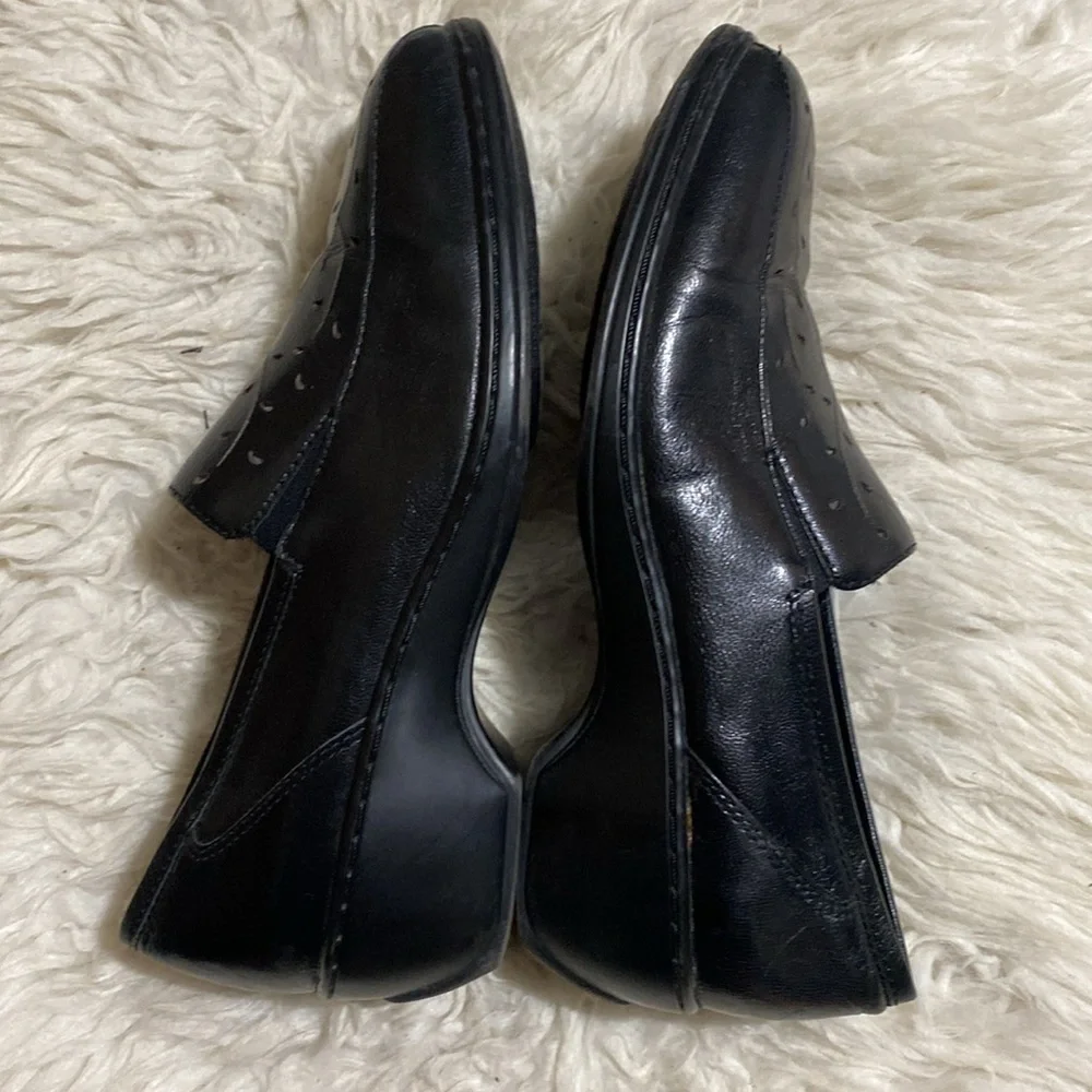 Aravon by New‎ Balance size 8 Kiley Floral Cut Out Black Leather Loafer